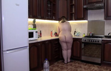 Naked BBW with a juicy PAWG loves to cook dinner without clothes Homemade fetish