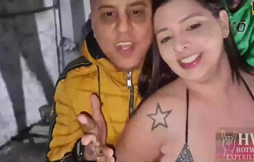 A casada safada Monica Lima, sai de roupao para receber os amigos do corno para o futebol enquanto ele esta no banho, ela nao resiste e faz open xeca para os pauzudos na garagem da casa.