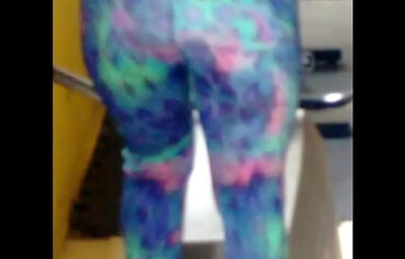 Coroa loira treinando na academia paulista.