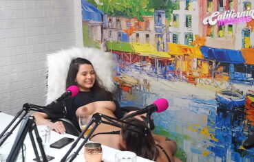 Flavia Oliver faz sexo oral em Natasha Steffens durante as gravações do California Podcast