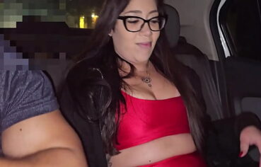 TopCast – Barbara Fartura, Muito gostosa, saindo da praça para dar no carro com um monte de motoboy olhando.