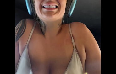 Treinando academia de biquíni fio dental de frente de um hotel em Copacabana rj ! E um hóspede estava me filmando e batendo punheta vendo meu rabo com o biquíni rasgado no meu cu qui tesão q deu!