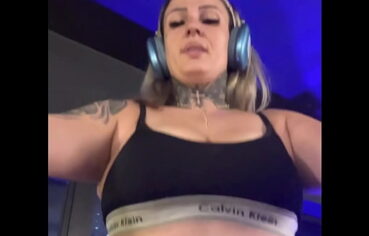 Treinando na academia na Avenida Paulista! Fiquei louca de tesão escorria o suor pela minha pernas até chegar na buceta molhada